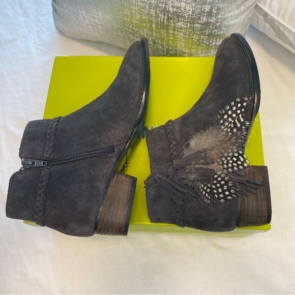 NWT Gianni Bini Charcoal Gray Suede Feather Detail Ankle Boots Rorrie Size 7M - Picture 9 of 15